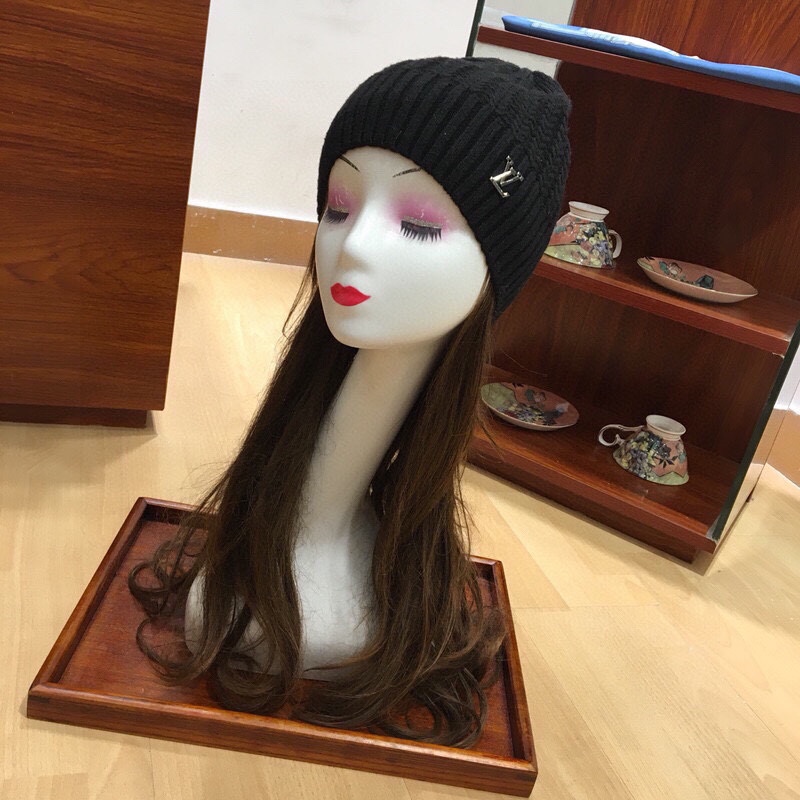 Louis Vuitton Beanie & Scarf Set In Black