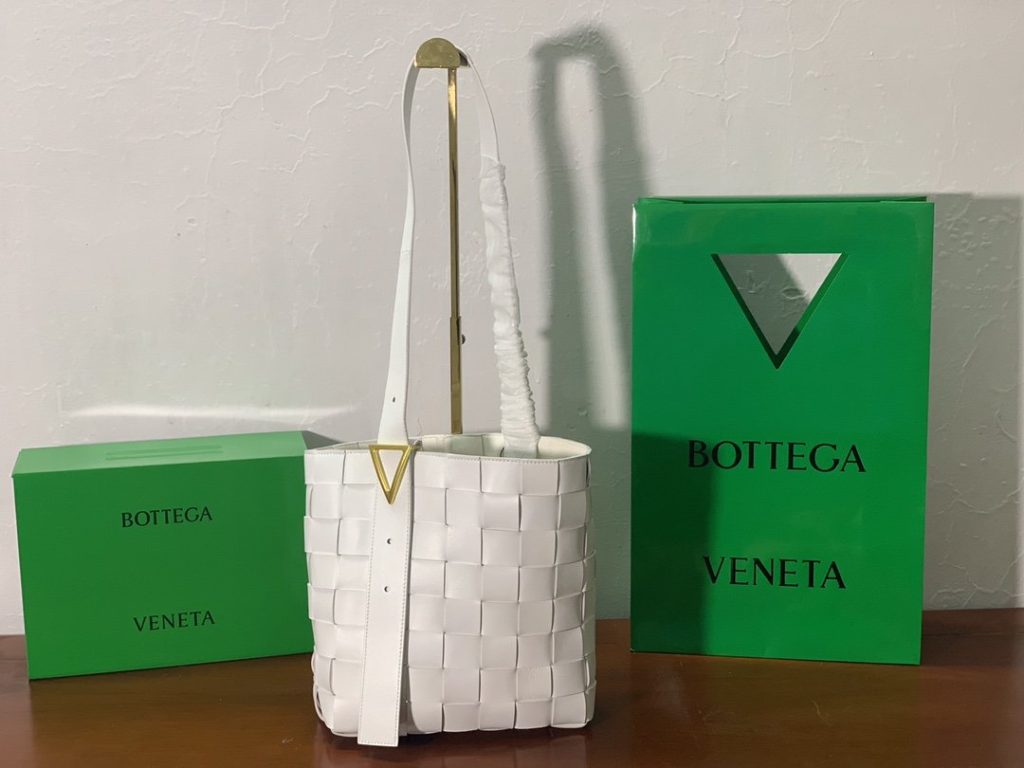 Bottega Veneta Shoulder Bag Nappa White, For Women, Women’s Bags 12.9in/33cm