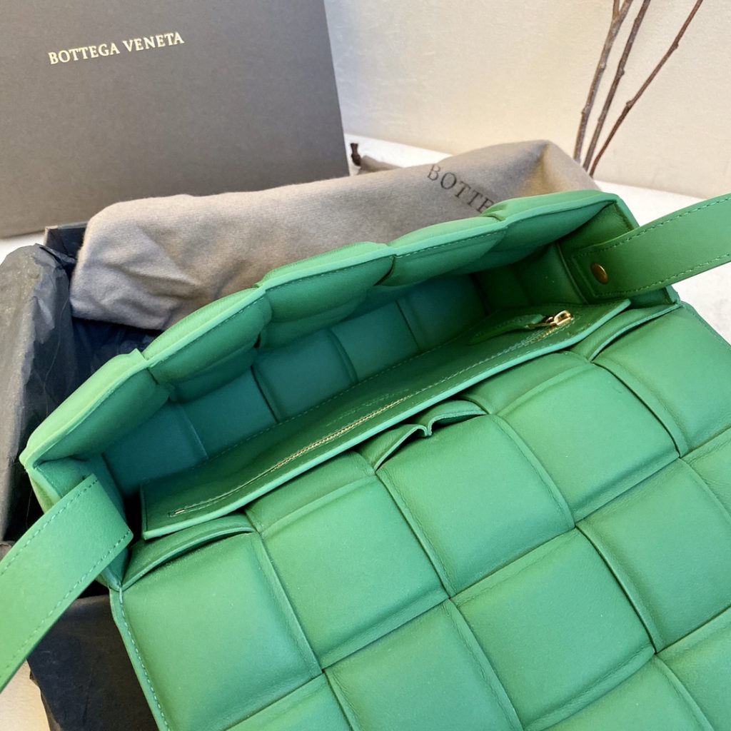 Bottega Veneta Padded Cassette Bag For Women 10.2in/26cm In Green