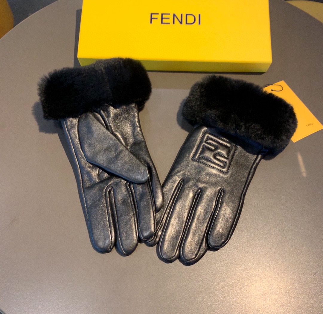 Fendi Gloves In Black