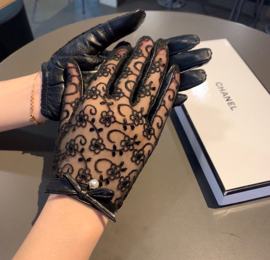 Chanel Gloves In Black