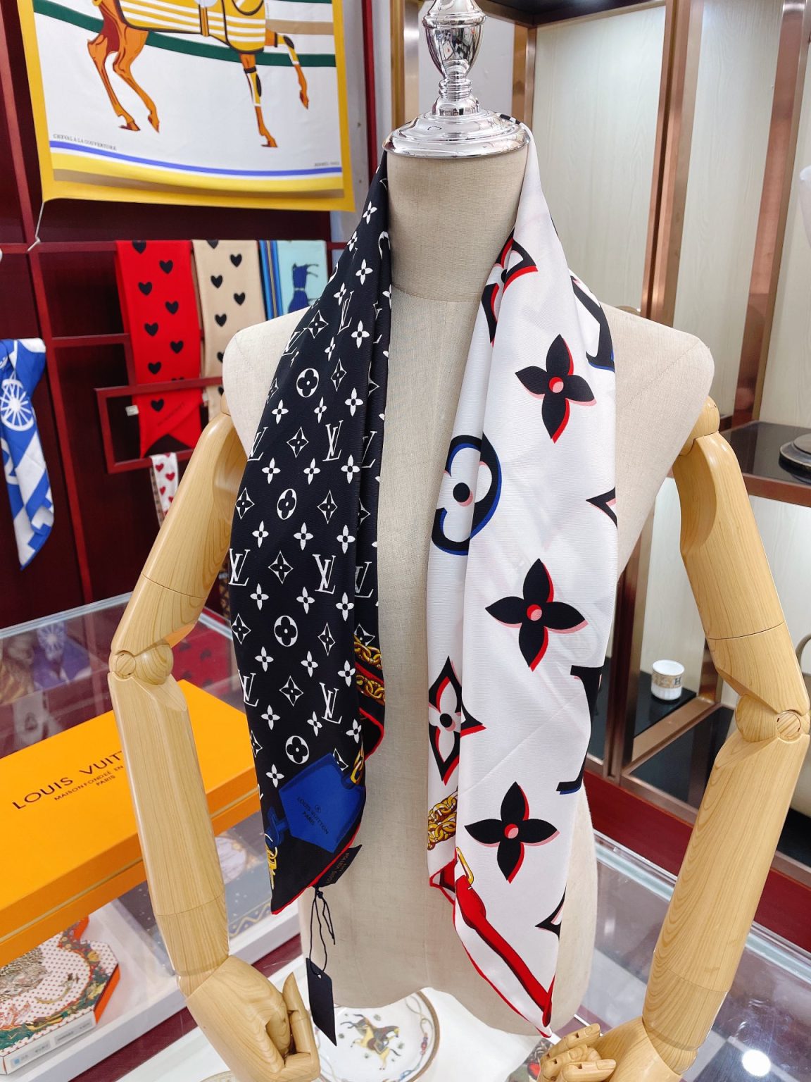 Louis Vuitton Monogram Pattern Black and White Square Scarf 90cm/35in