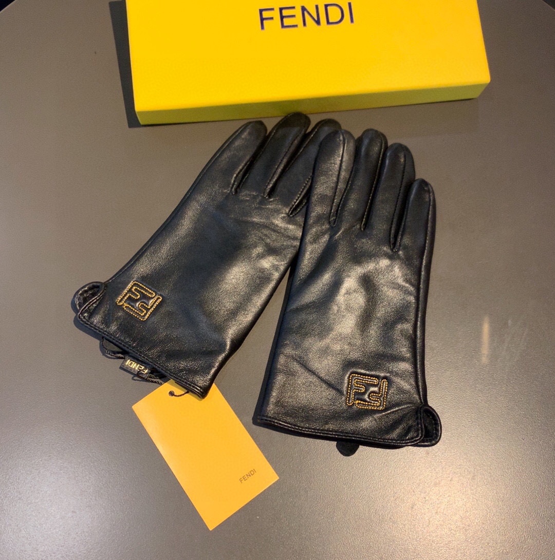 Fendi Gloves In Black