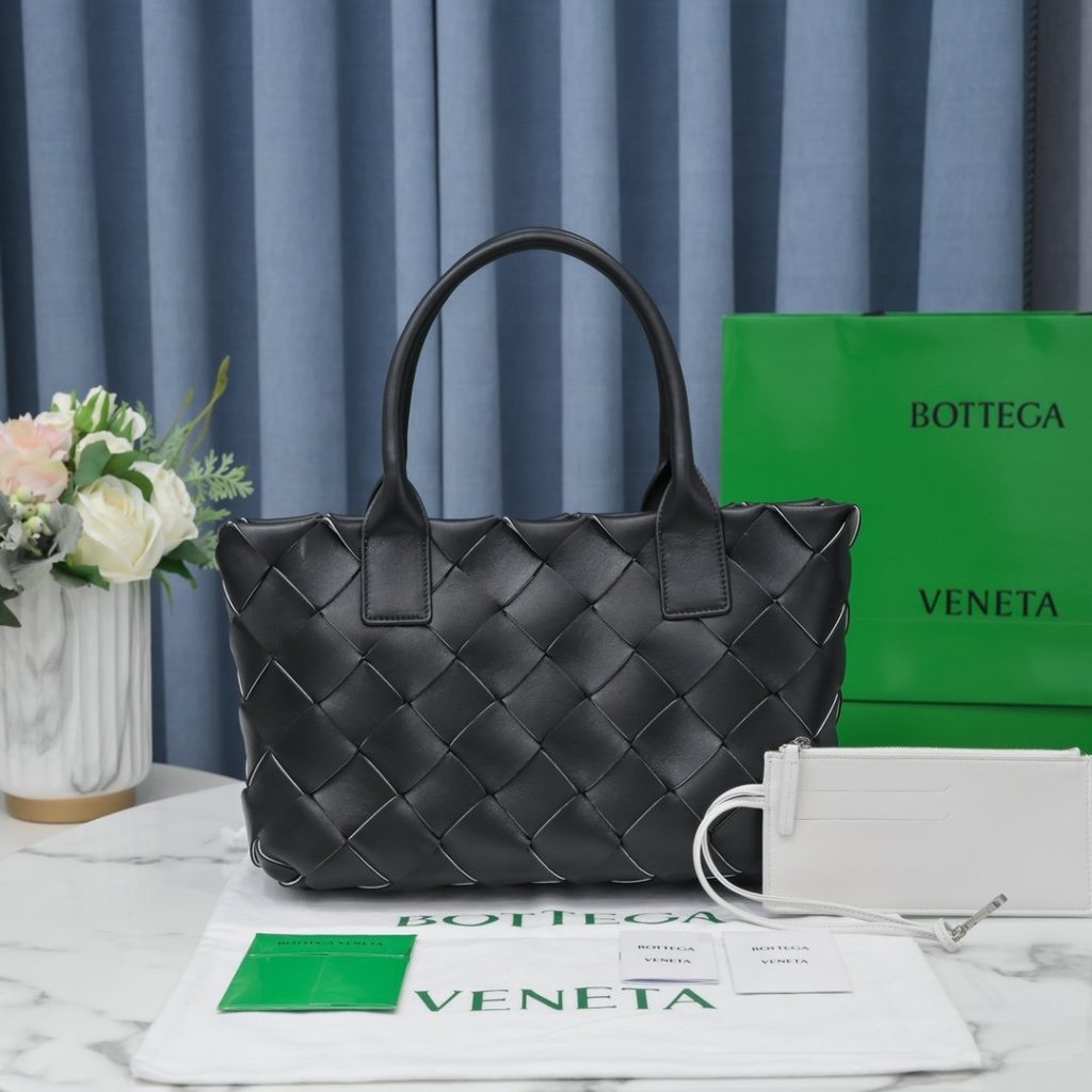 Bottega Veneta Medium Intrecciato Tote Bag Black, For Women, Women’s Bags 17.3in/44cm 630817VMAY32544