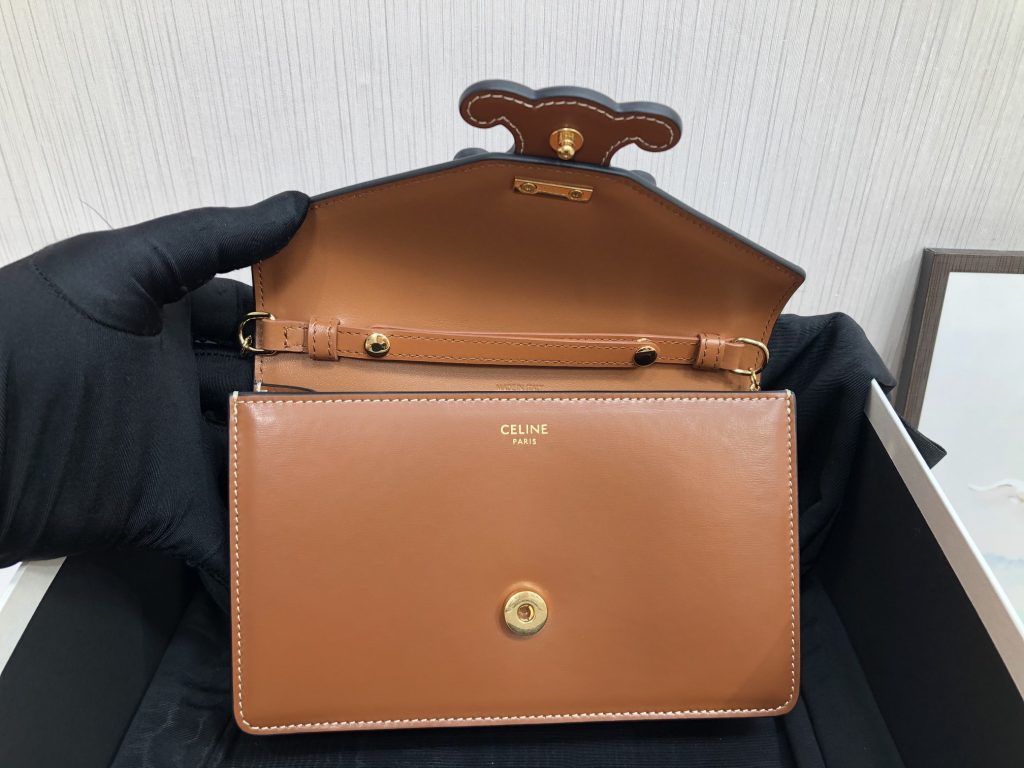 Celine Wallet On Chain Triomphe Tan For Women 7in/19cm 10J733DPV.04LU