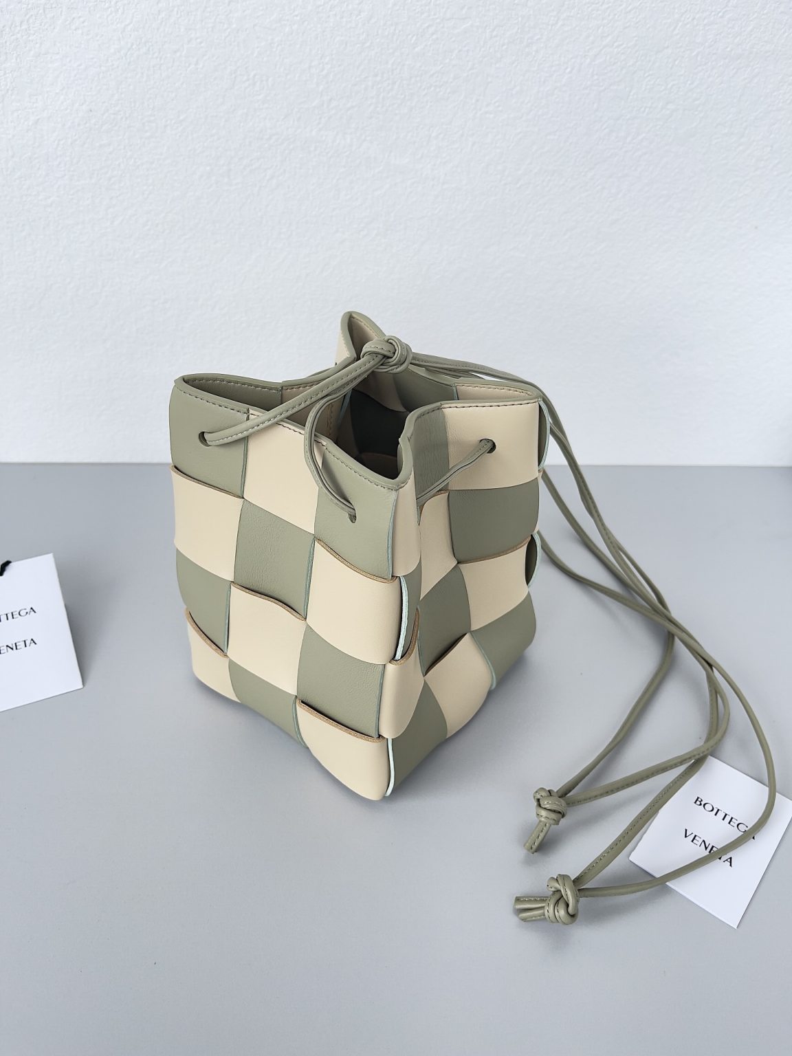 Small Cassette Bucket Bag Beige/White For Women‎ 7.1in/18cm 680218V2AC39274