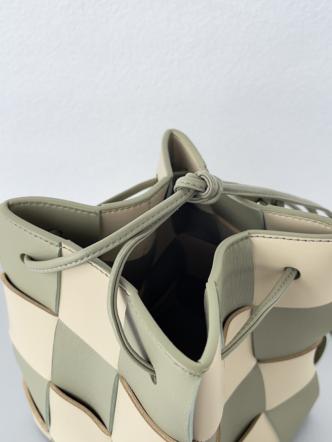 Small Cassette Bucket Bag Beige/White For Women‎ 7.1in/18cm 680218V2AC39274