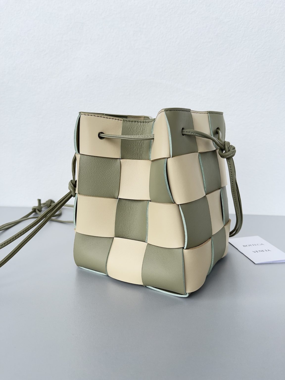 Small Cassette Bucket Bag Beige/White For Women‎ 7.1in/18cm 680218V2AC39274