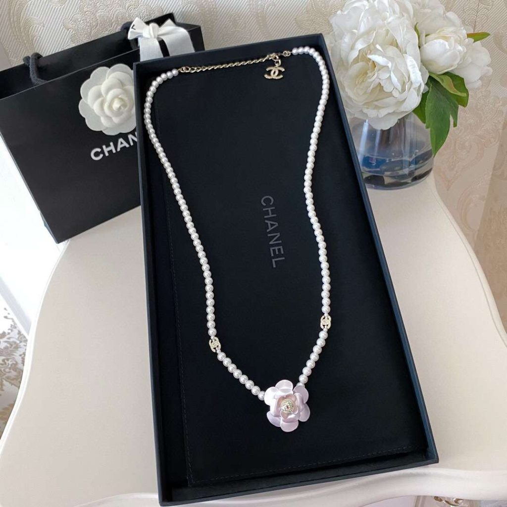 Chanel-Flower-Necklace-5