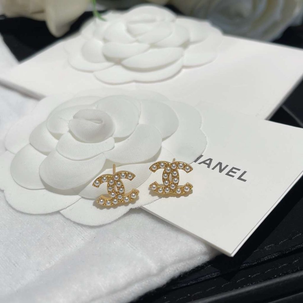 Chanel-Fragrant-Double-C-Pearl-Earrings-7