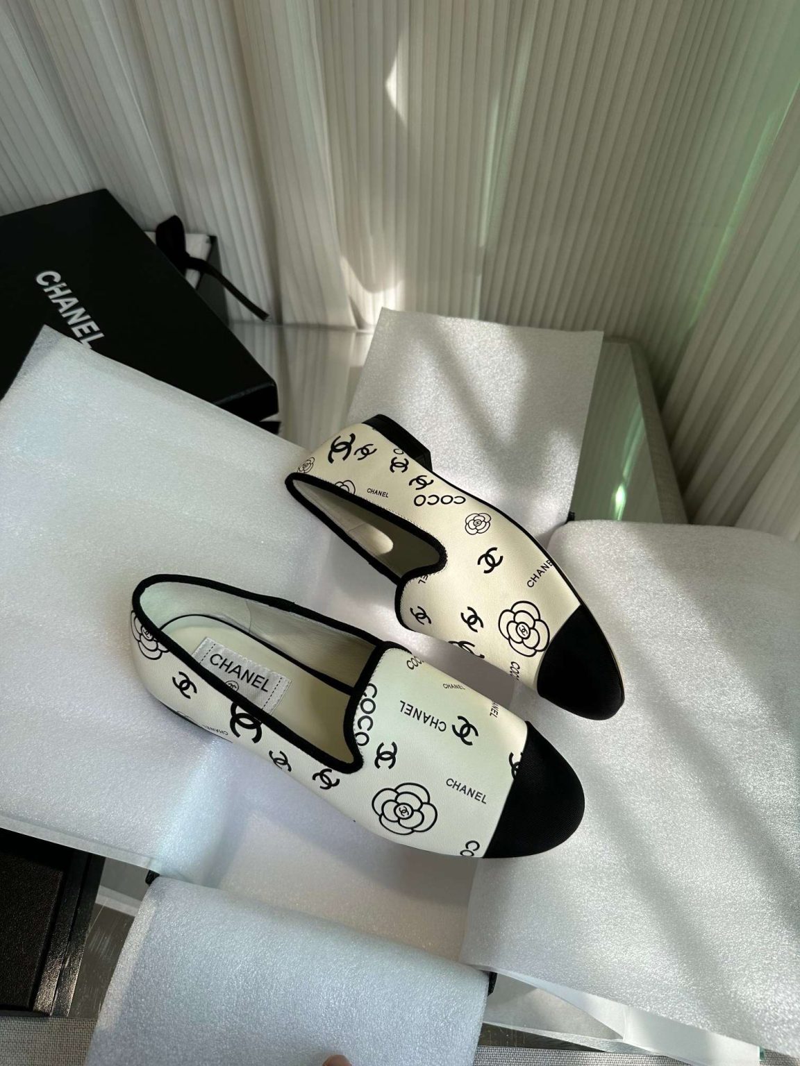 Chanel Interlocking CC Logo Ballet Flats White For Women