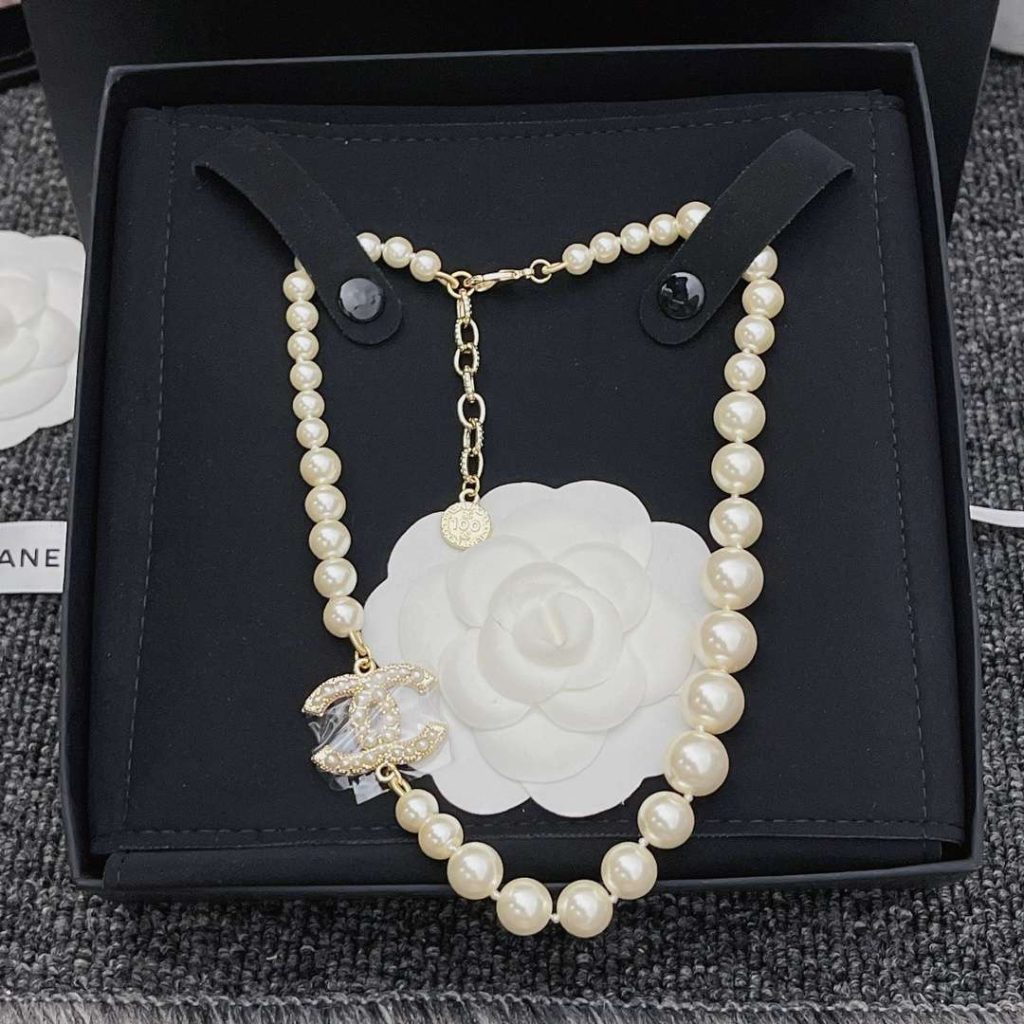 Chanel-Pearl-Necklace-7