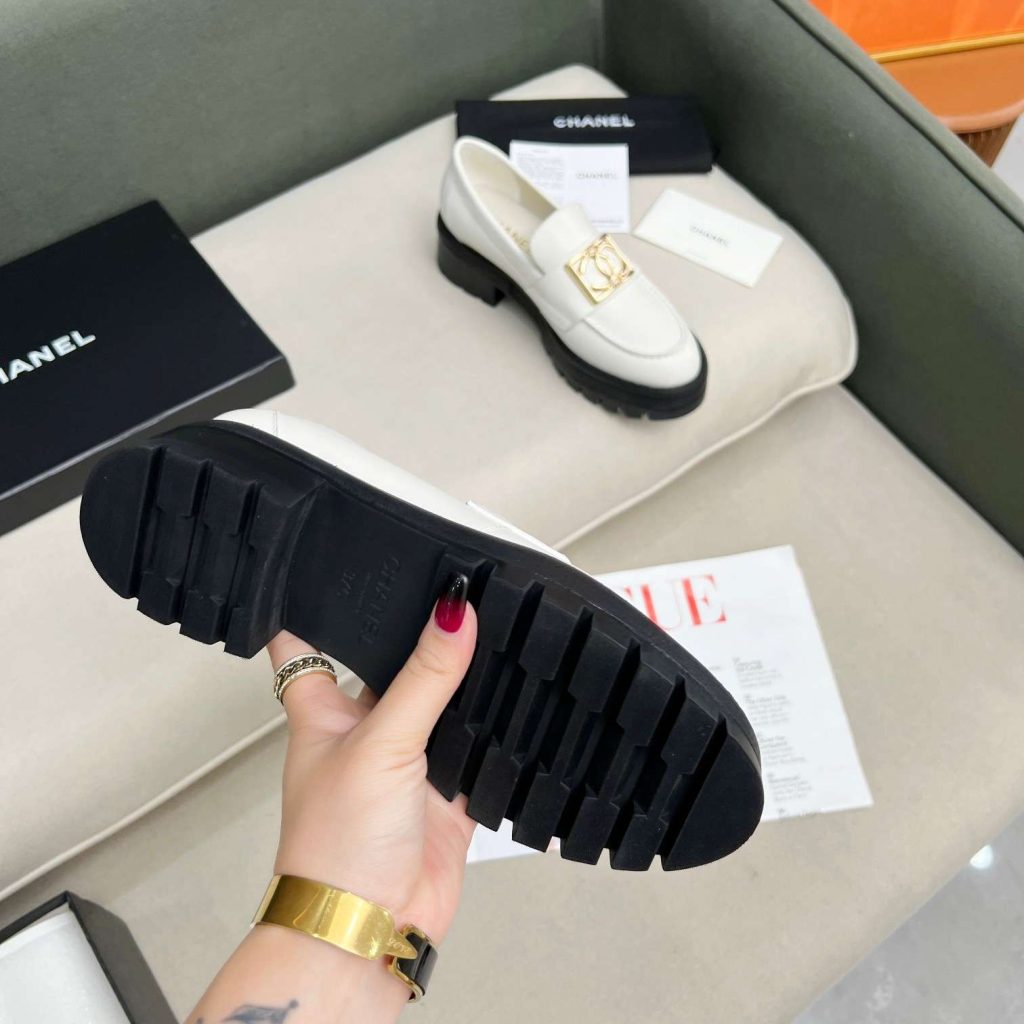 Chanel-Romance-CC-Embellished-Loafers-8