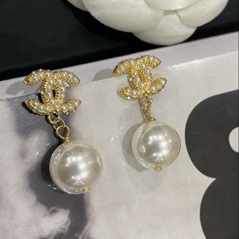 Chanel-Tassel-Long-Crystal-Diamond-Pearl-Earrings-10