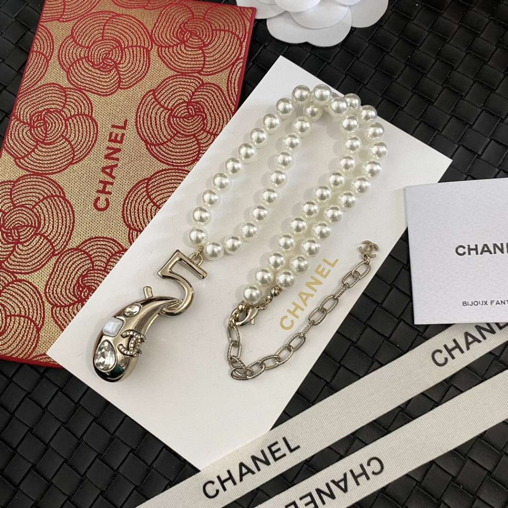 Chanel-Tear-Drop-Pearl-Necklace-5