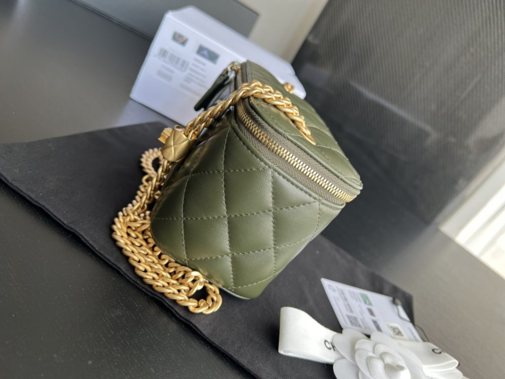 Vanity With Chain Black/Green/Beige For Women 6.6in/17cm