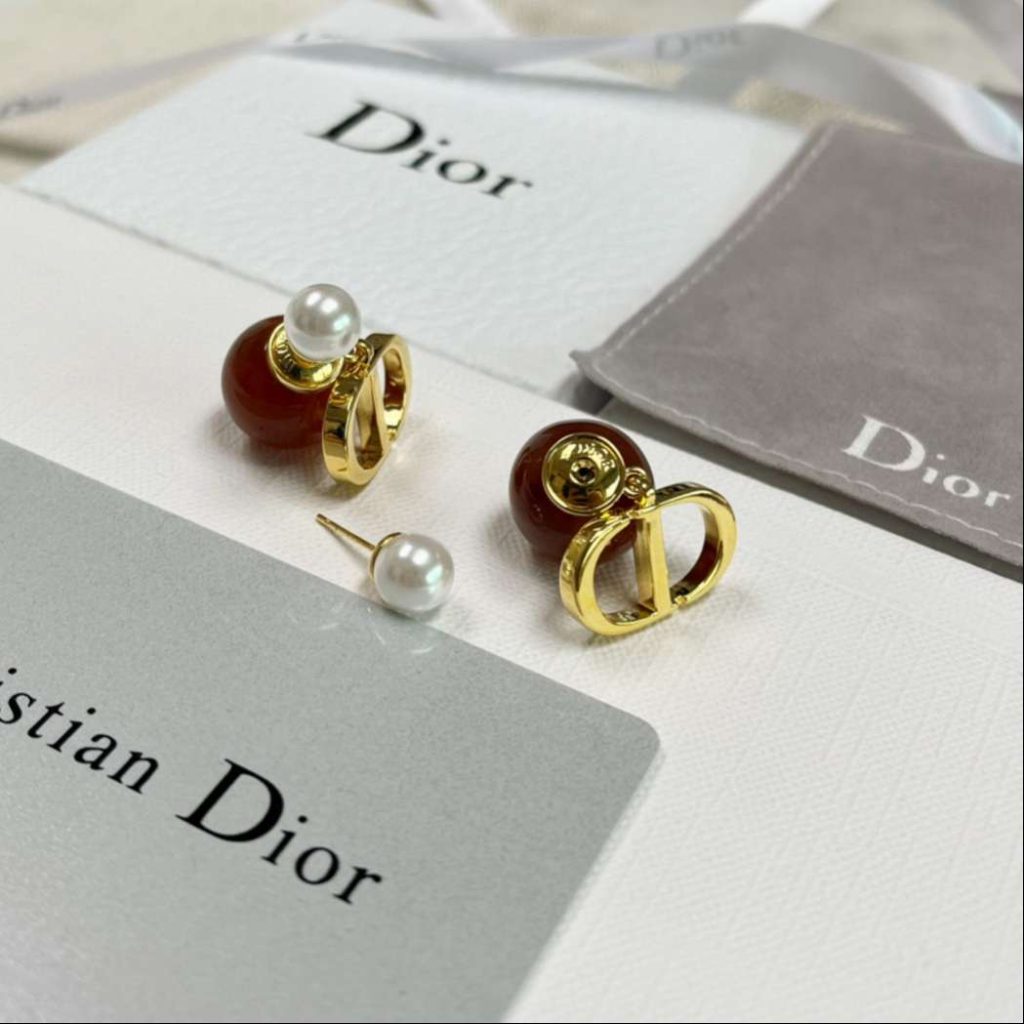 Dior-Pearl-Letter-Earrings-8