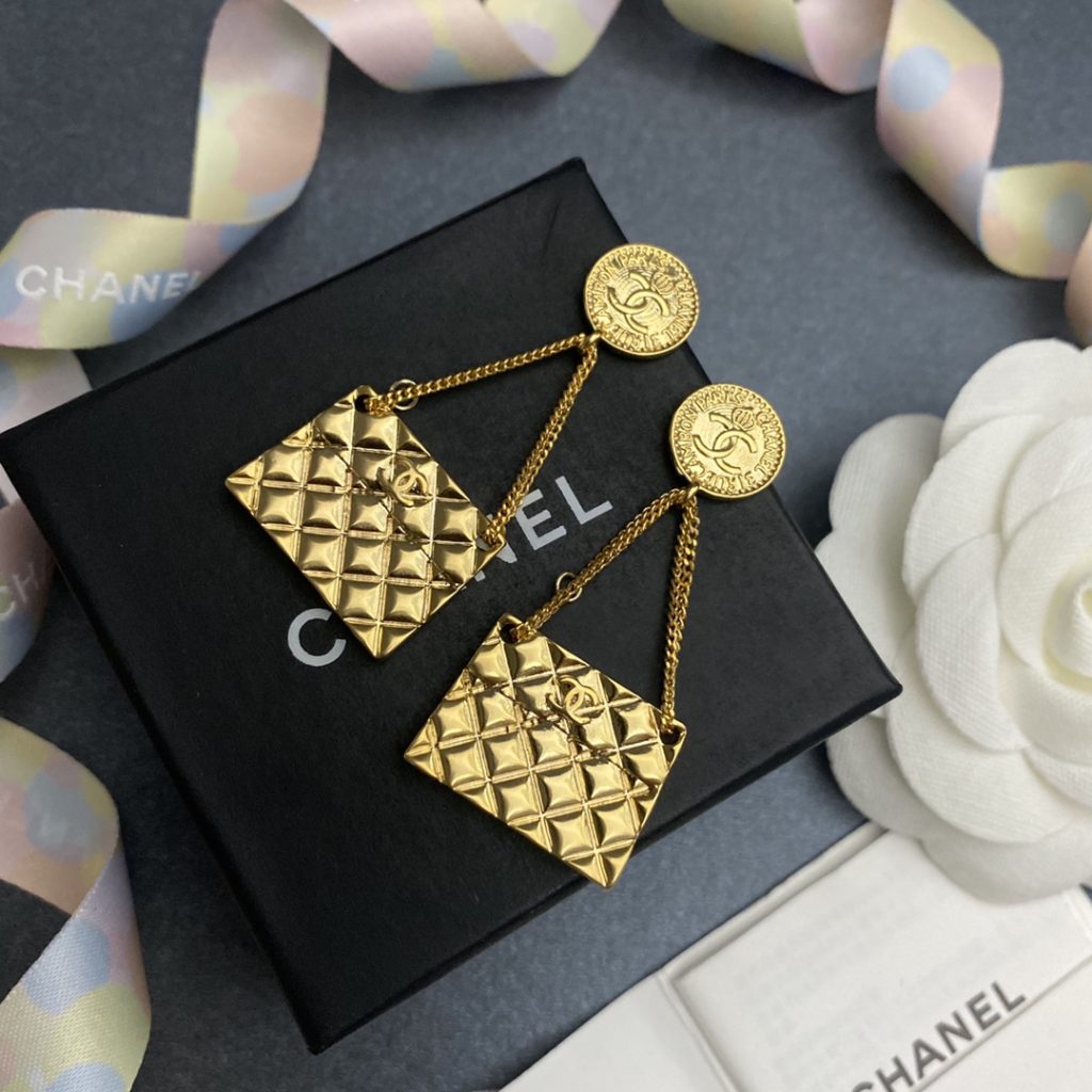 Engraved-Douple-C-Handbag-Earrings-Gold-Tone-5