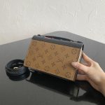 Book Chain Wallet Monogram Reverse Canvas Brown For Women 7.9in/20cm M81830