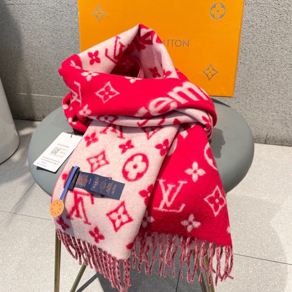 Louis-Vuitton-Essential-LV-Scarf-6