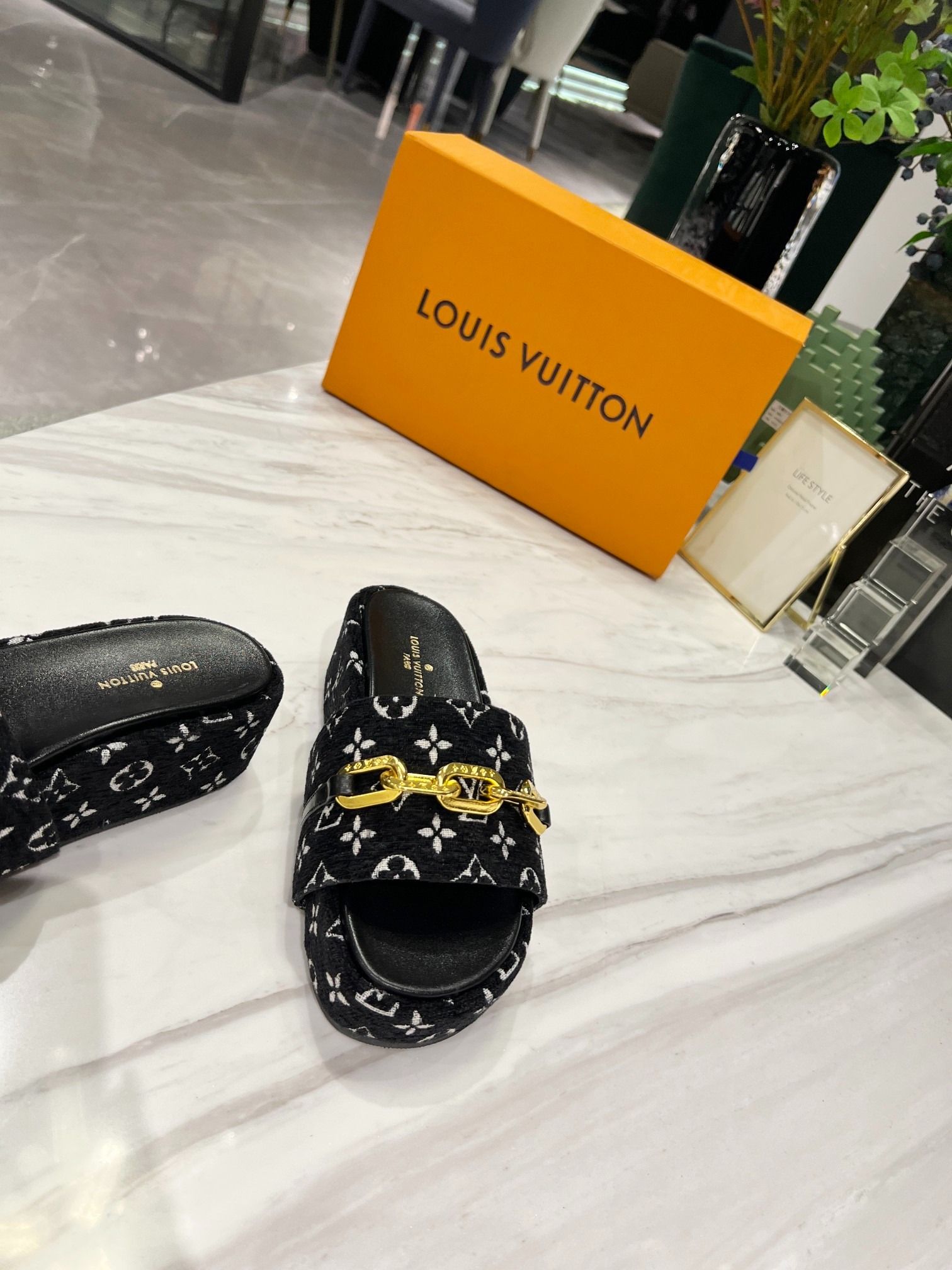 Louis-Vuitton-Jumbo-Flatform-Mule-7