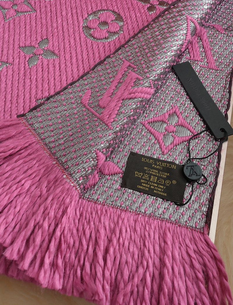 Louis-Vuitton-LOGOMANIA-Scarf-8