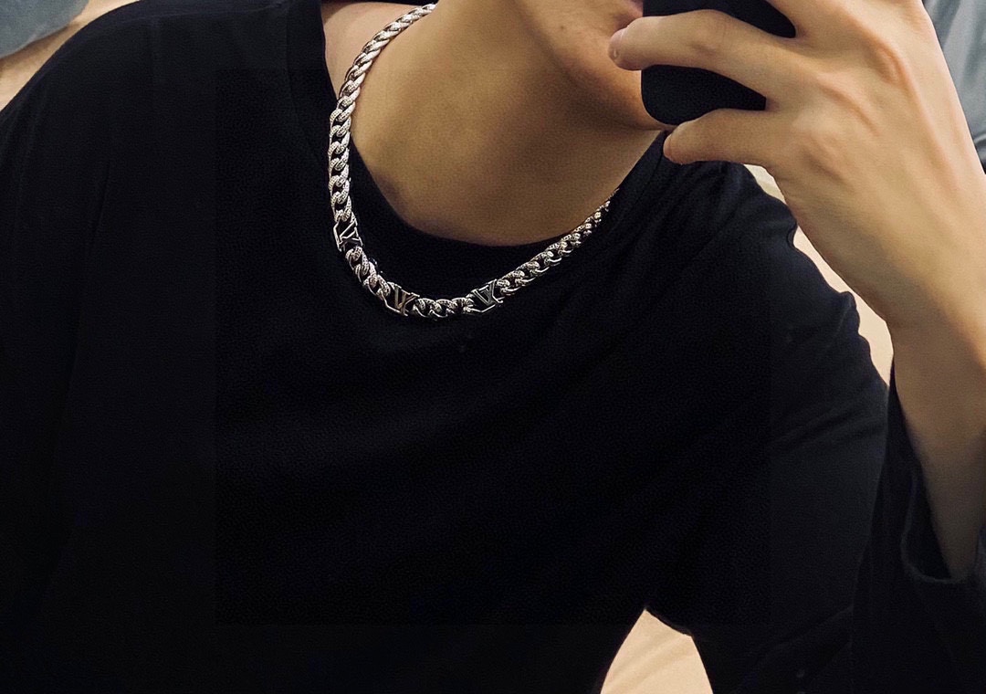 Louis-Vuitton-Necklace-6