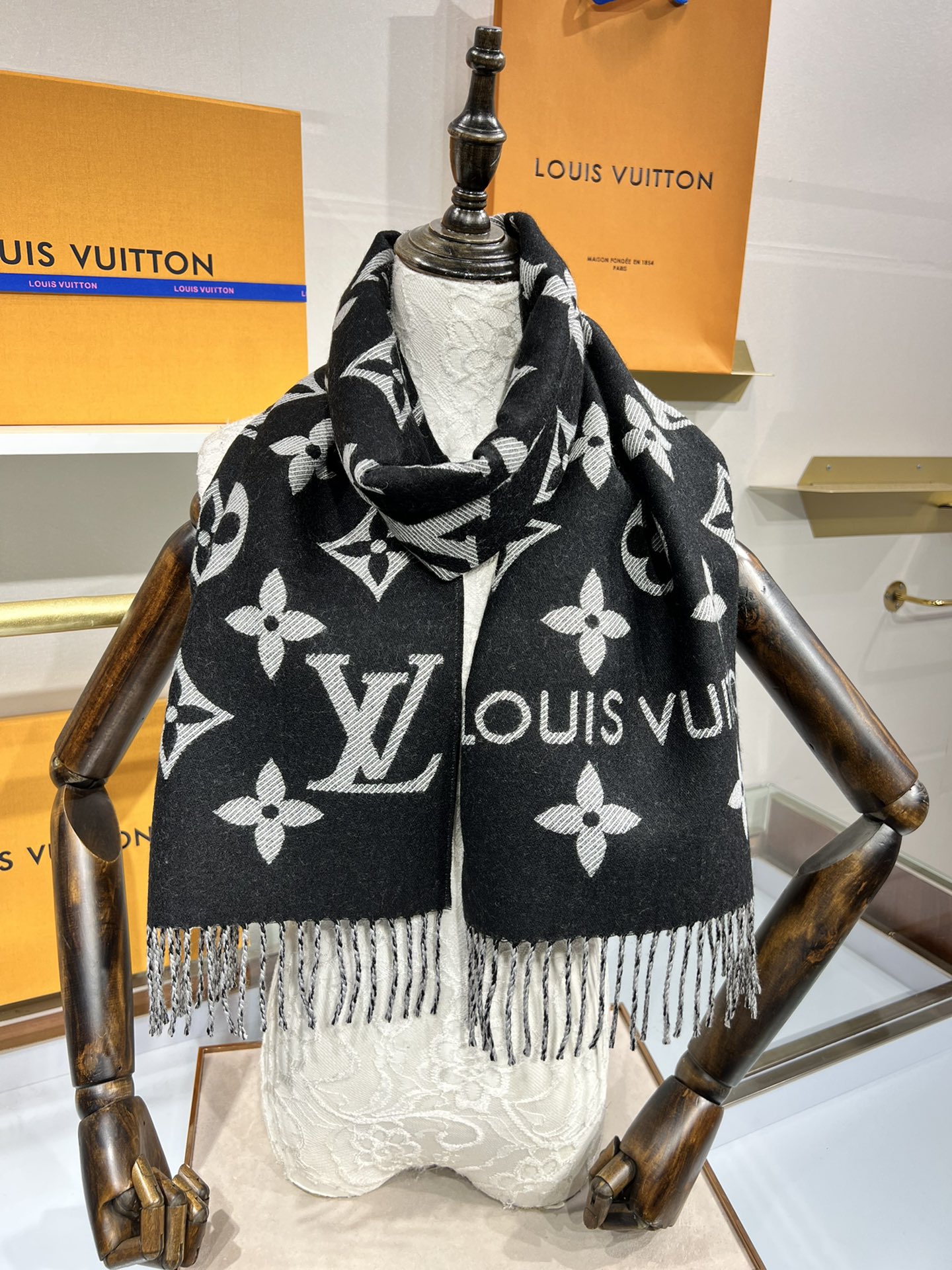 Louis-Vuitton-The-Simly-LV-Scarf-3-1