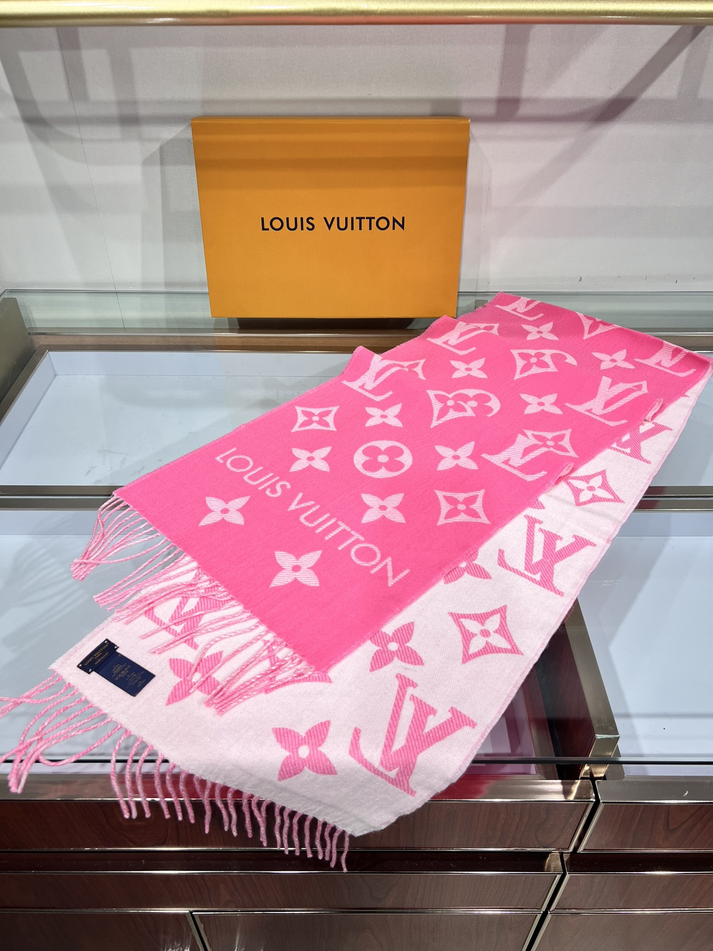 Louis-Vuitton-The-Simly-LV-Scarf-7