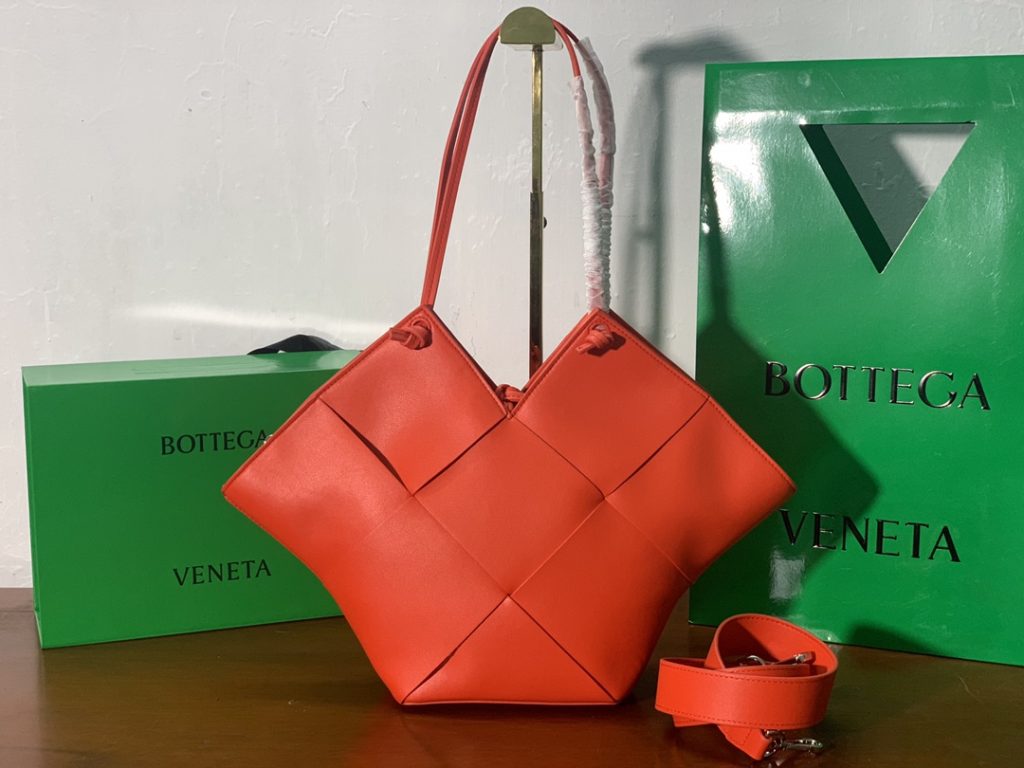 Bottega Veneta Shoulder Bag Oranges, For Women, Women’s Bags 17.7in/45cm