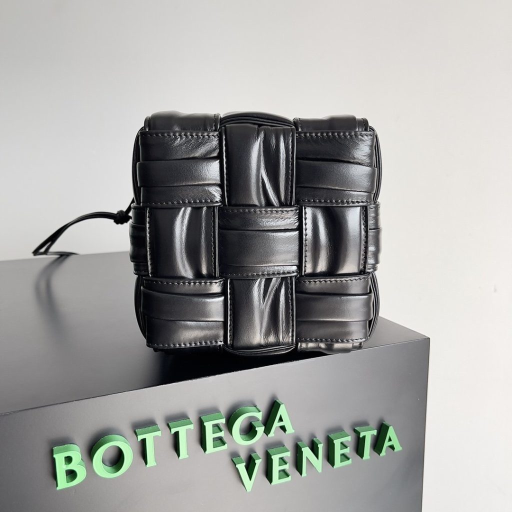 Bottega Veneta Small Cassette Bucket Bag Black, For Women, Women’s Bags 7.1in/18cm 717187V2FY38425