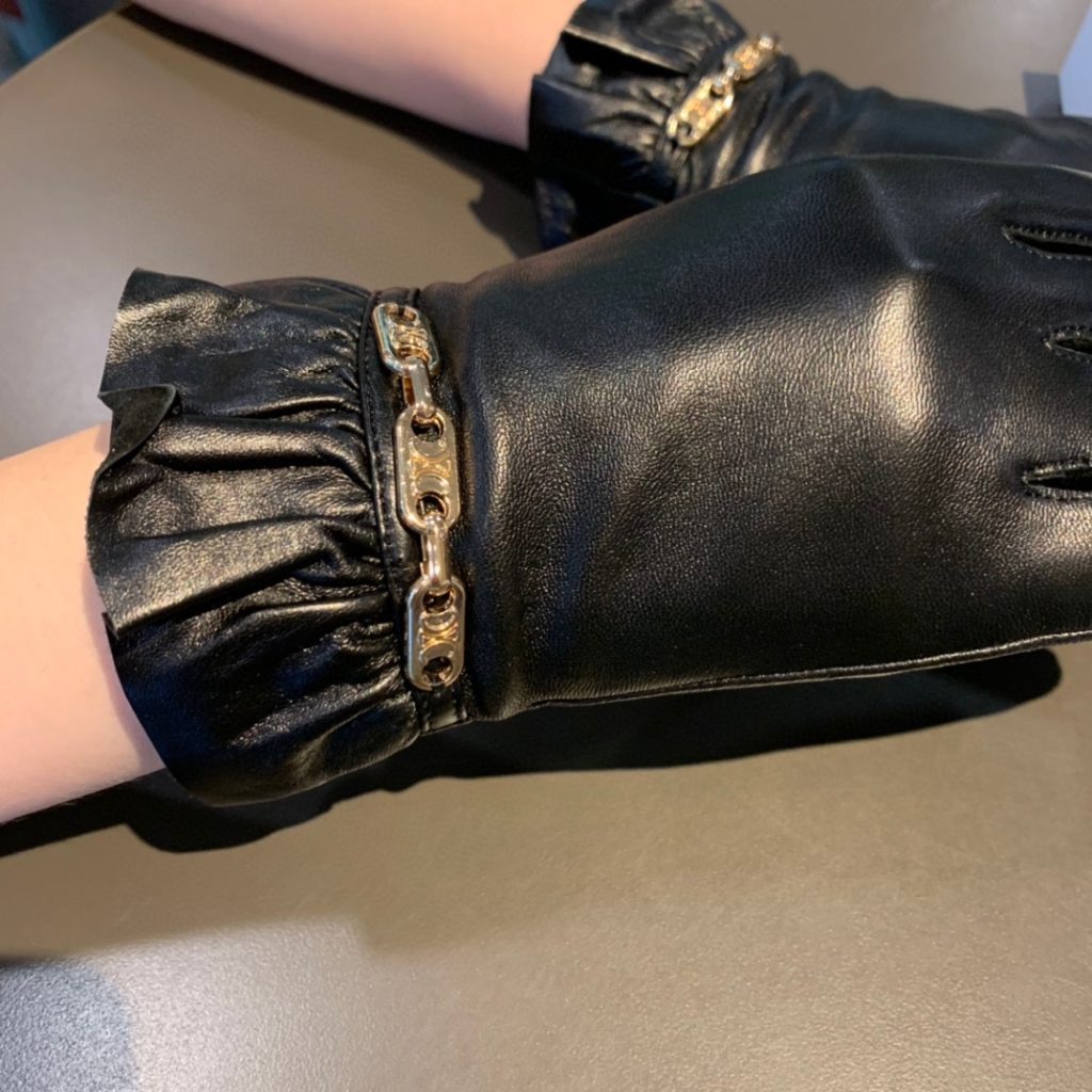 Celine Triomphe Gloves In Black