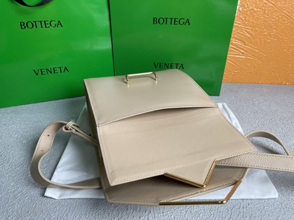 Bottega Veneta Clip Bag Beige, For Women, Women’s Bags 9in/23cm