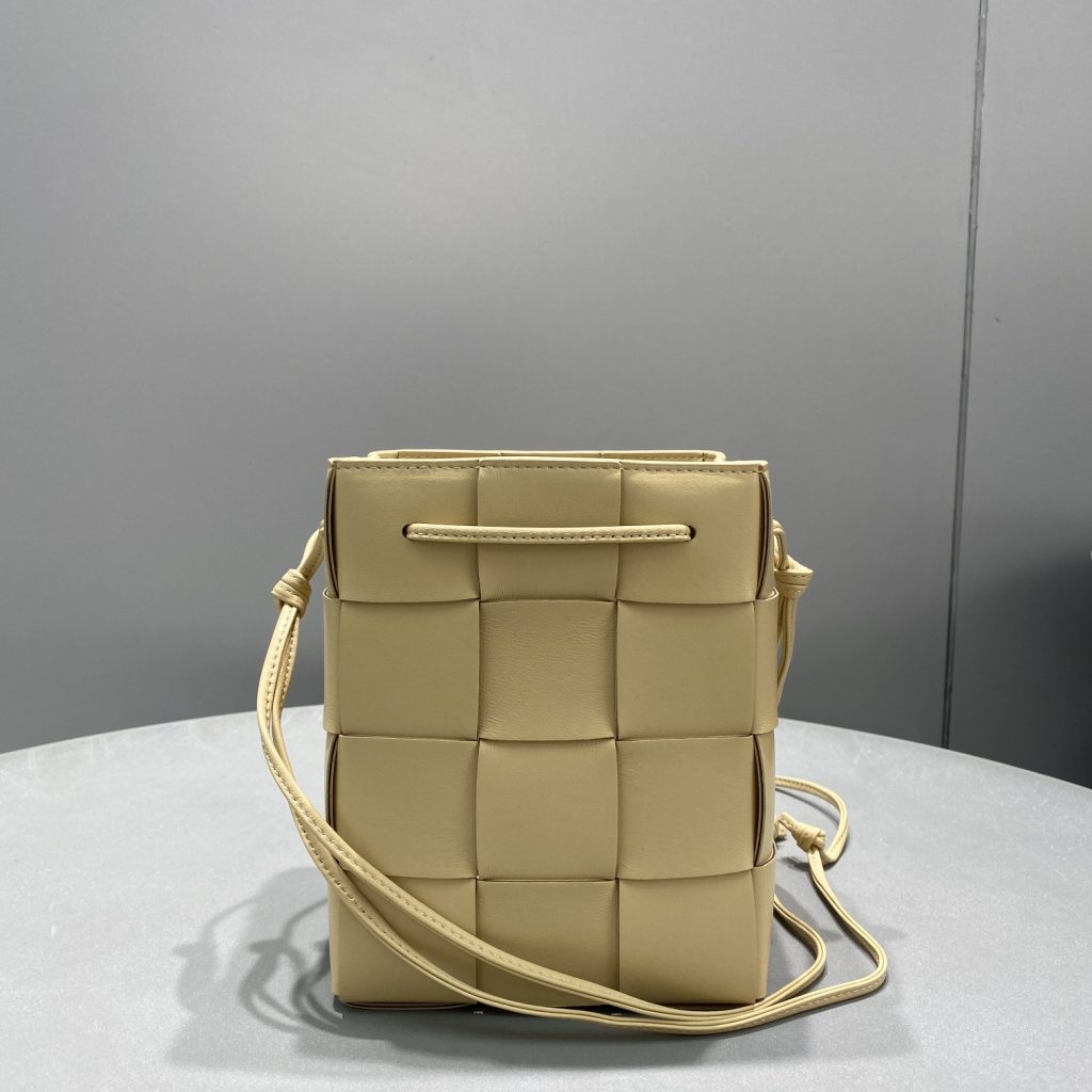 Bottega Veneta Mini Cassette Bucket Bag Beige, For Women, Women’s Bags 5.5in/14cm 680217VCQC49776