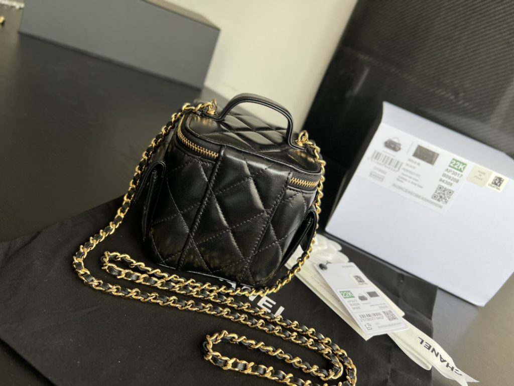 Chanel CC Vanity With Chain Bag Black For Women 4.3 in/ 11 cm  AP3016