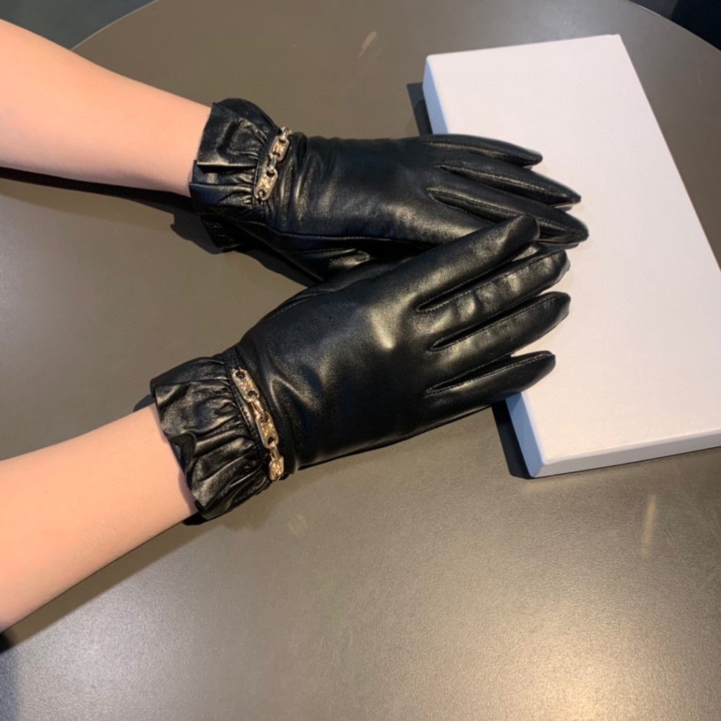 Celine Triomphe Gloves In Black