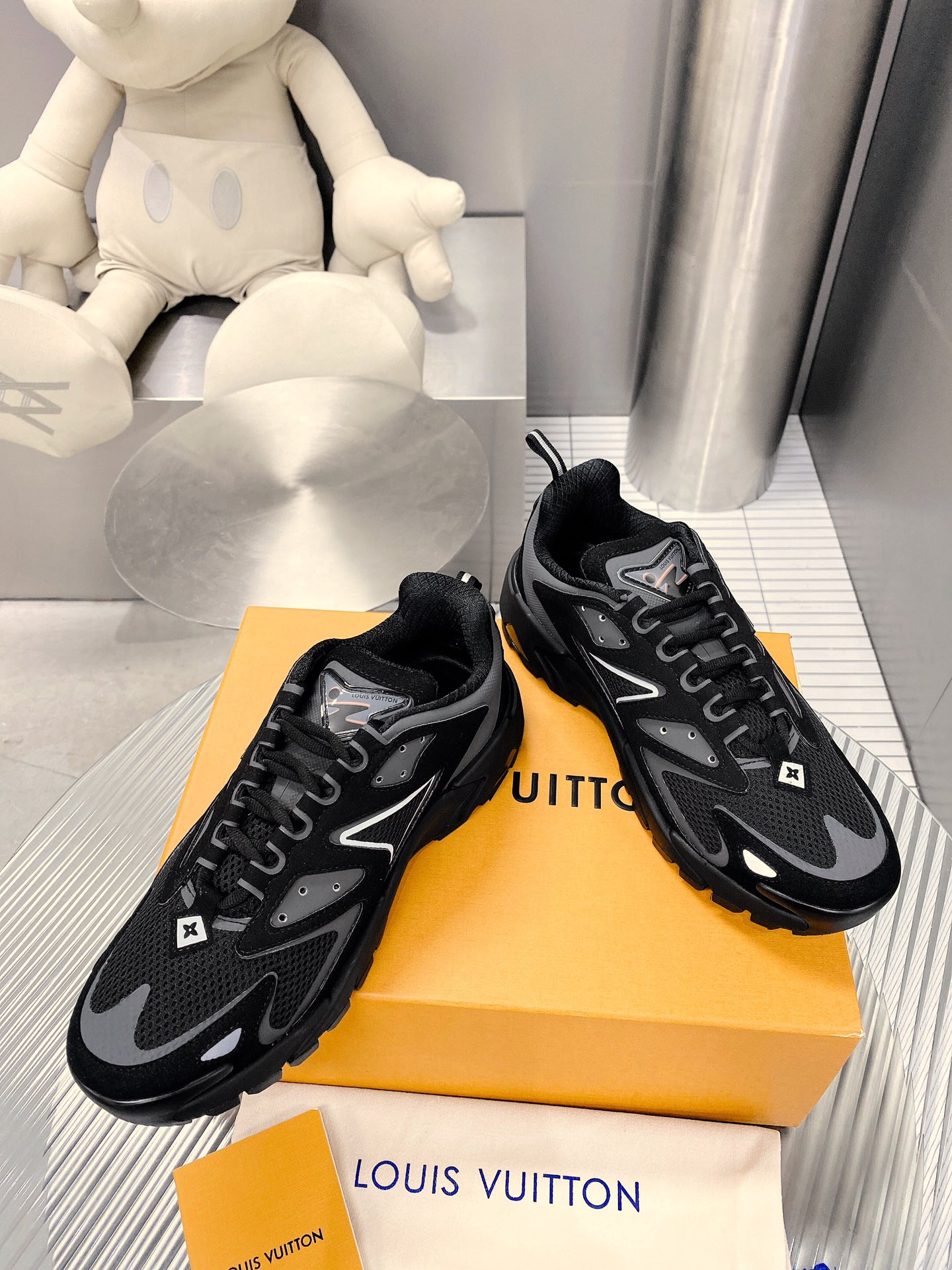 Louis Vuittion LV Runner Tatic Sneaker Black For Men LV 1A9UNT