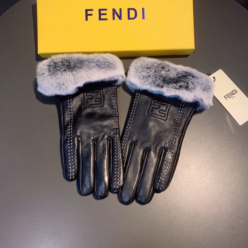 Fendi Gloves In Black