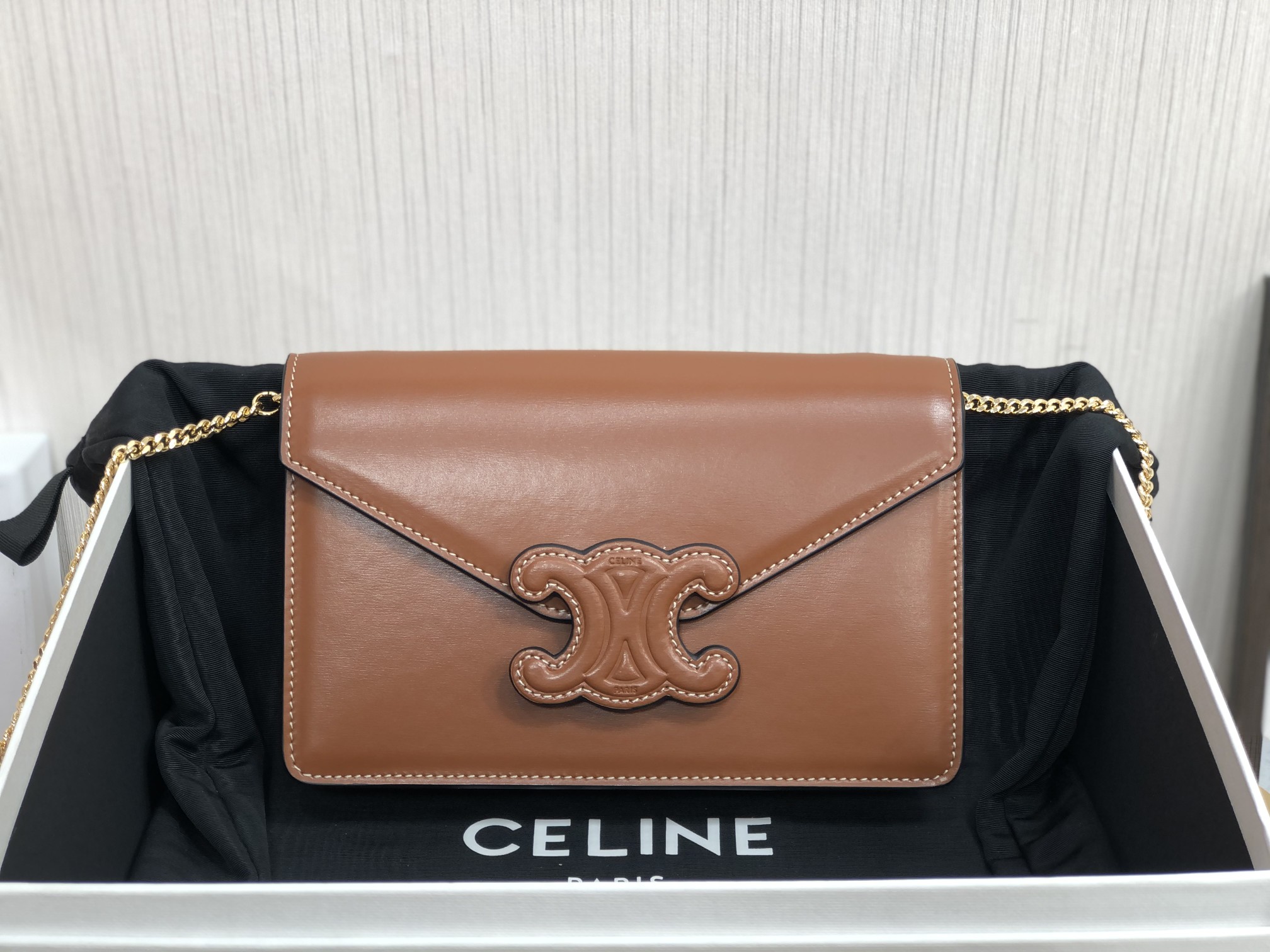 Celine Wallet On Chain Triomphe Tan For Women 7in/19cm 10J733DPV.04LU