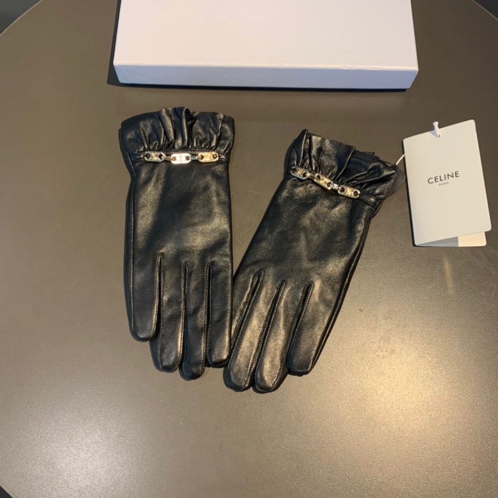 Celine Triomphe Gloves In Black