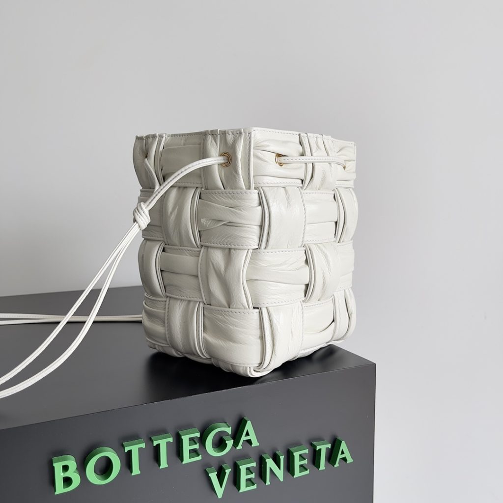 Bottega Veneta Small Cassette Bucket Bag White, For Women, Women’s Bags 7.1in/18cm 717187V2FY39009