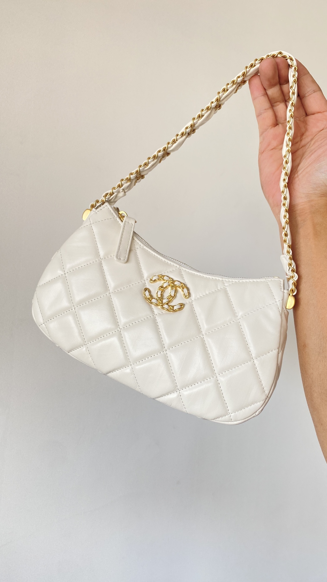 Chanel 23K Calfskin White Hobo Bag For Women 9,1in/25cm