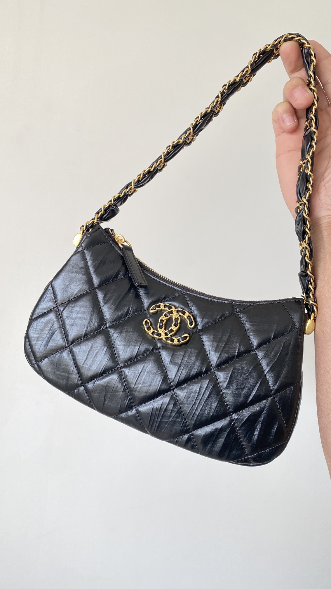 Chanel 23K Black Hobo Bag For Women 9,1in/25cm