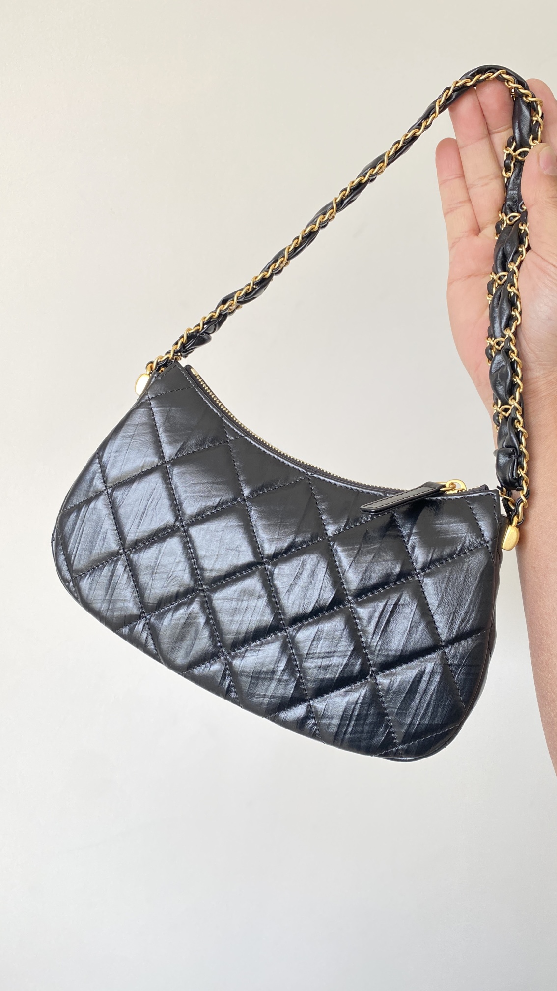 Chanel 23K Black Hobo Bag For Women 9,1in/25cm