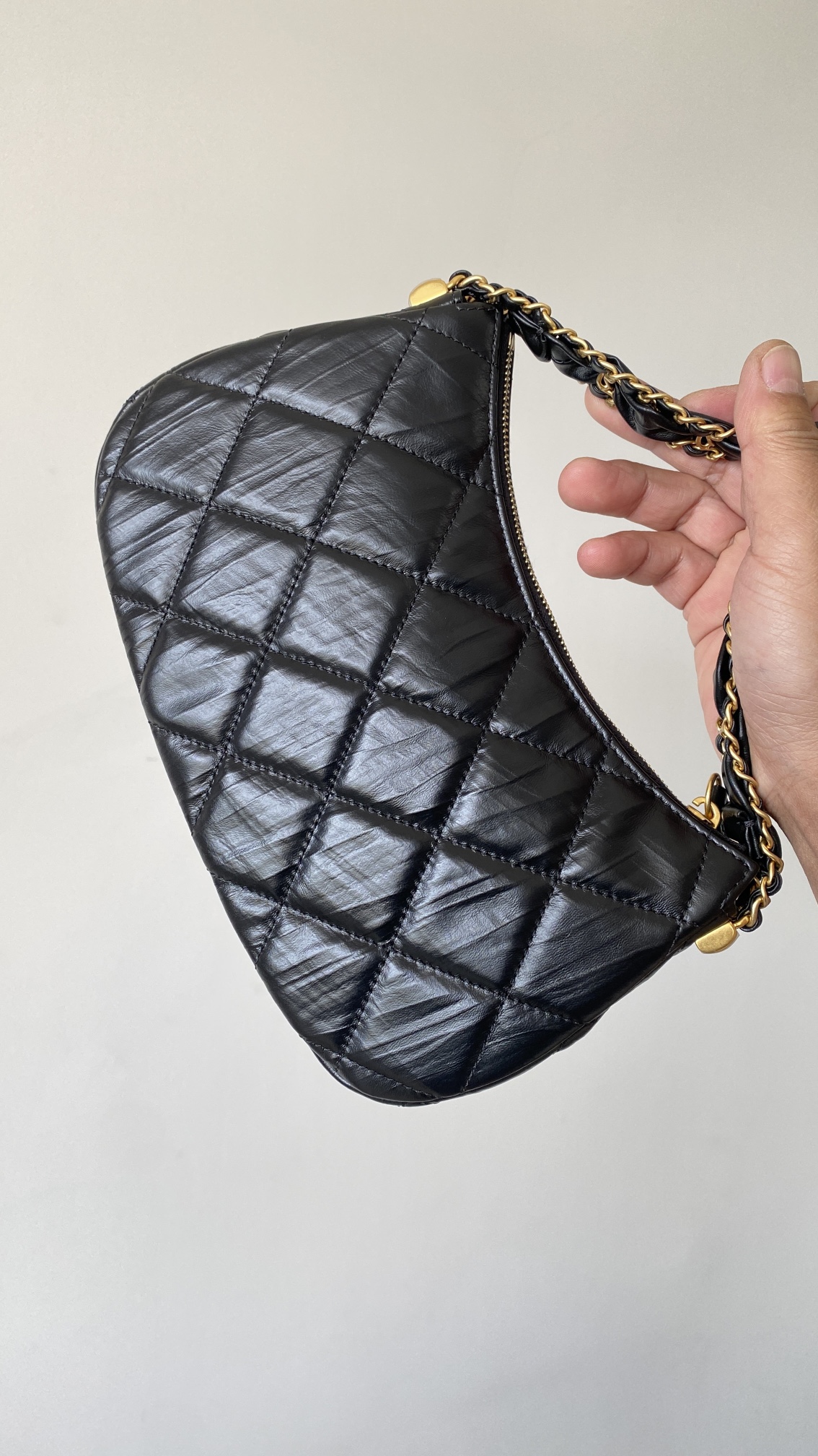 Chanel 23K Black Hobo Bag For Women 9,1in/25cm