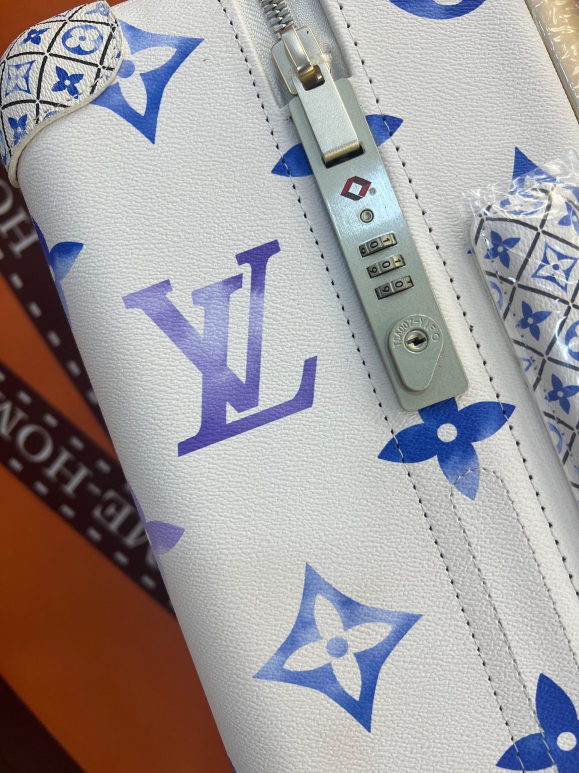 Travel Set Louis Vuitton: Horizon 55 Suitcase White + Coussin PM Monogram Embossed Puffy